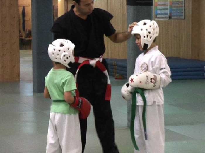 Kindertraining im Eschborner Sportclub mit Schutzausrüstung